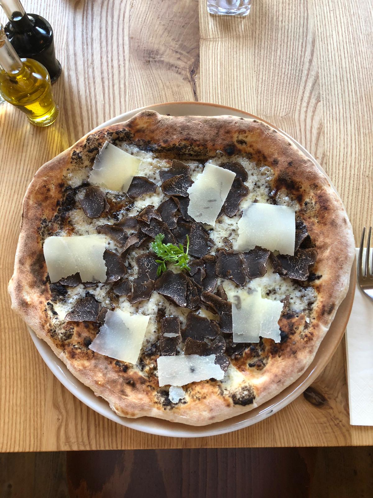 Pizza_mit_schwarzem_Trüffel